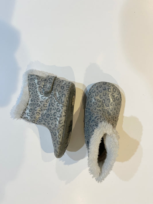 #67 Surprise Stride Rite soft booties silver leopard print 12-18 months