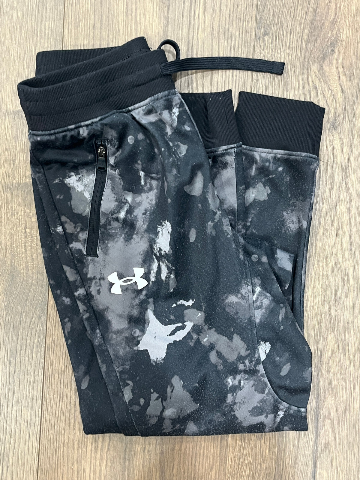 135 Under Armour, YXS black, white and grey patterned Jogger style pants, EUC
