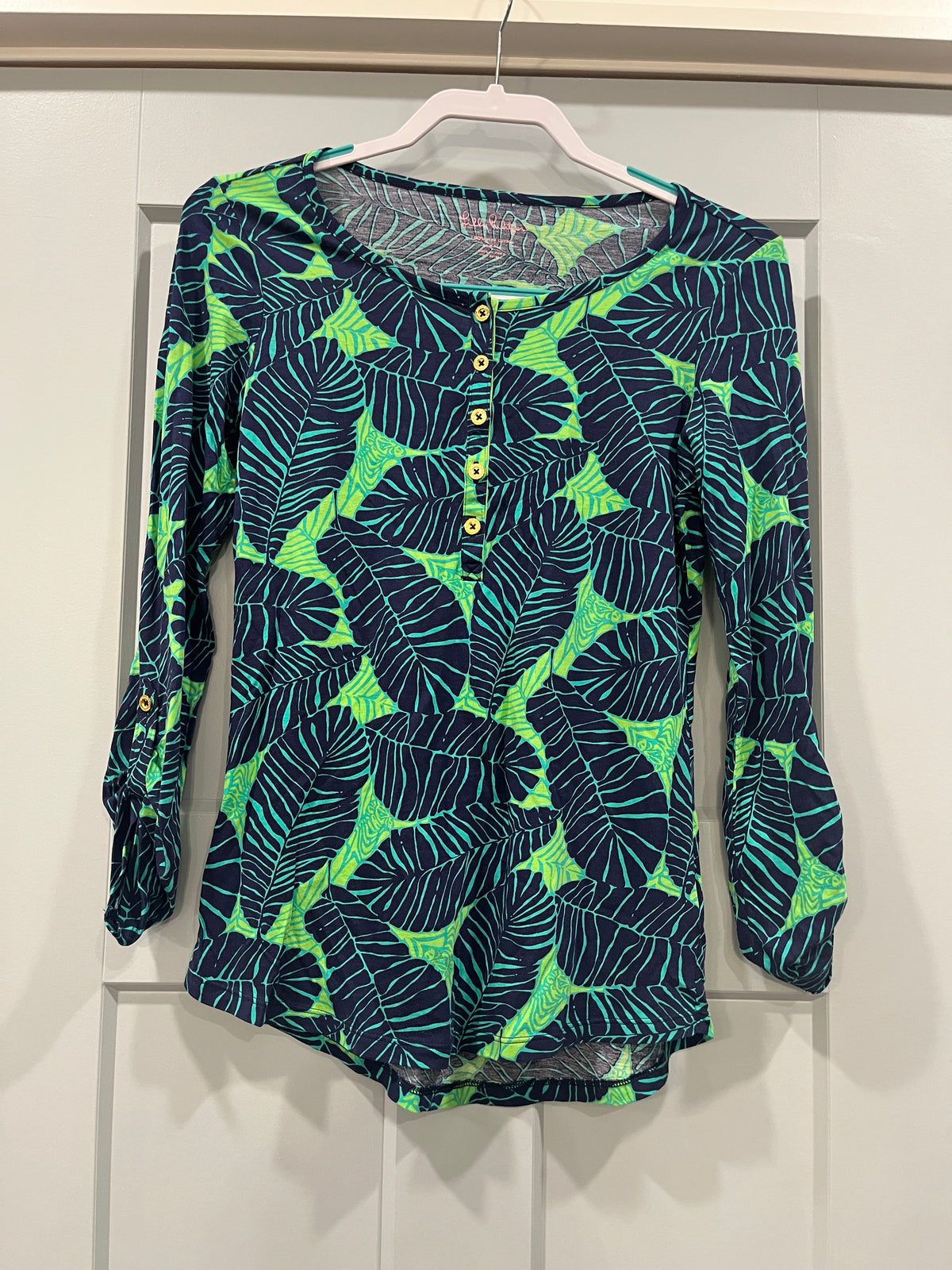 135 Lilly Pulitzer, size XS long sleeve Blue and green tropical leaf print, ln