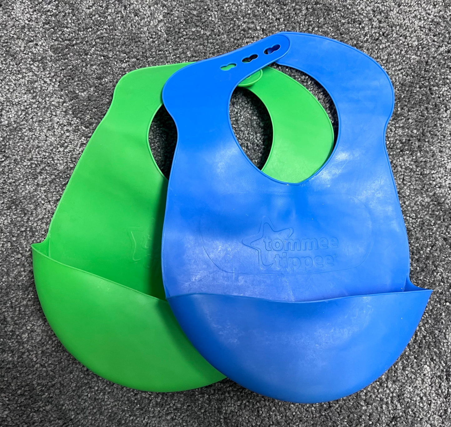 Blue/green tommee tippee silicone bibs (2)
