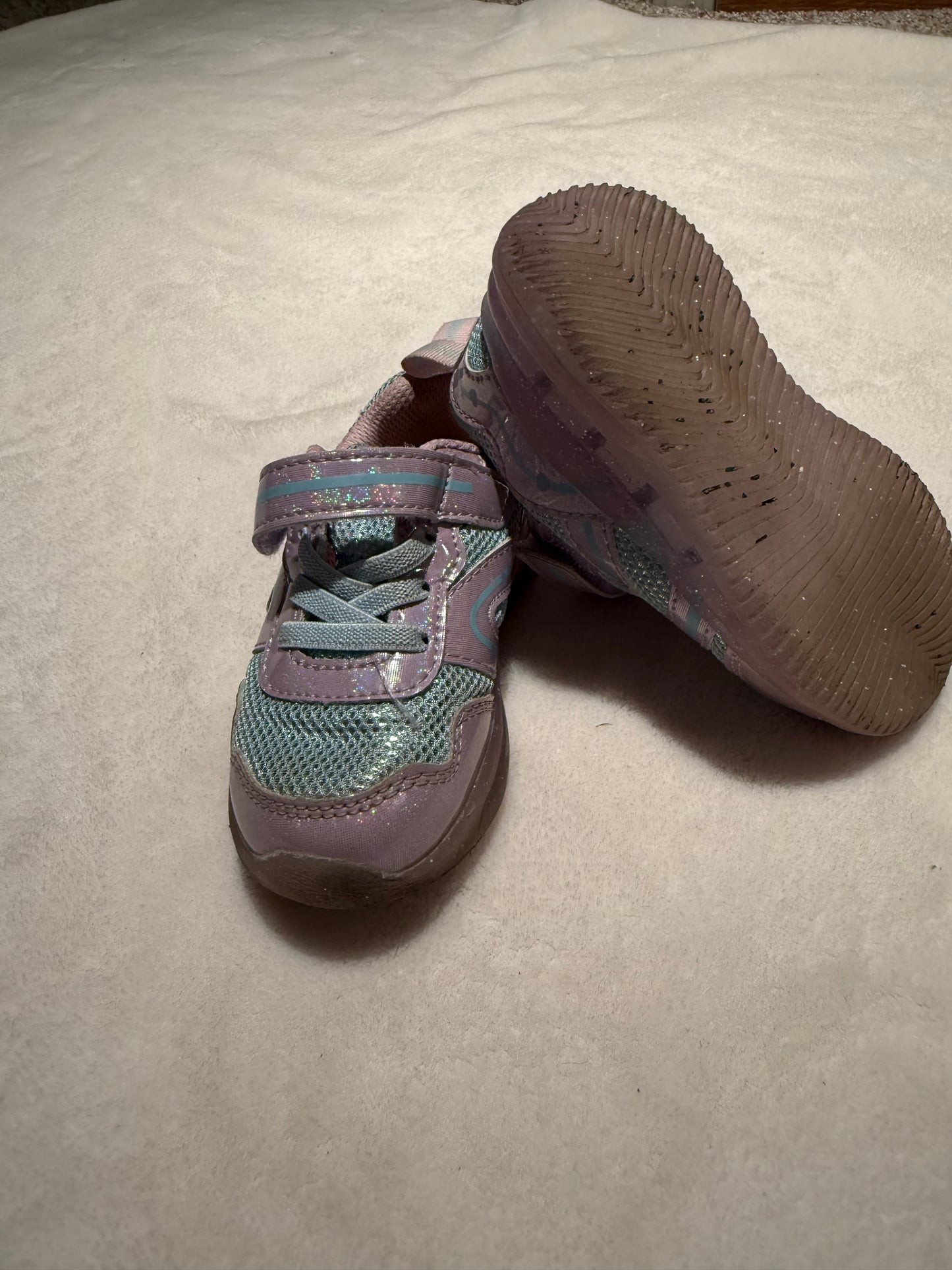 136 EUC light up toddler girl gym shoes size 6