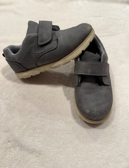 #46 Boys shoes size 11 stride rite guc