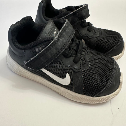 #162 Nike black sneaker sz7.5