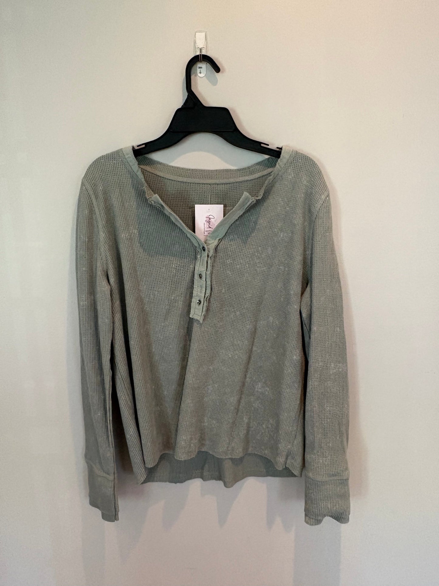 #28 REDUCED NWT Women’s Sage Green Henley - Size Small