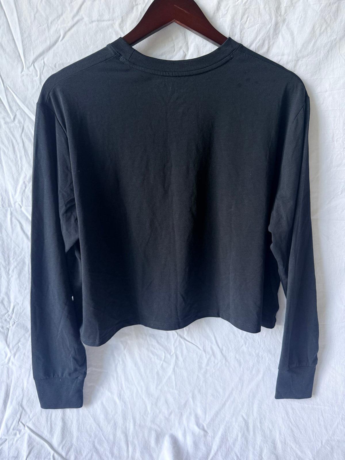 #143 Under Armour cropped long sleeve workout tee women’s size small