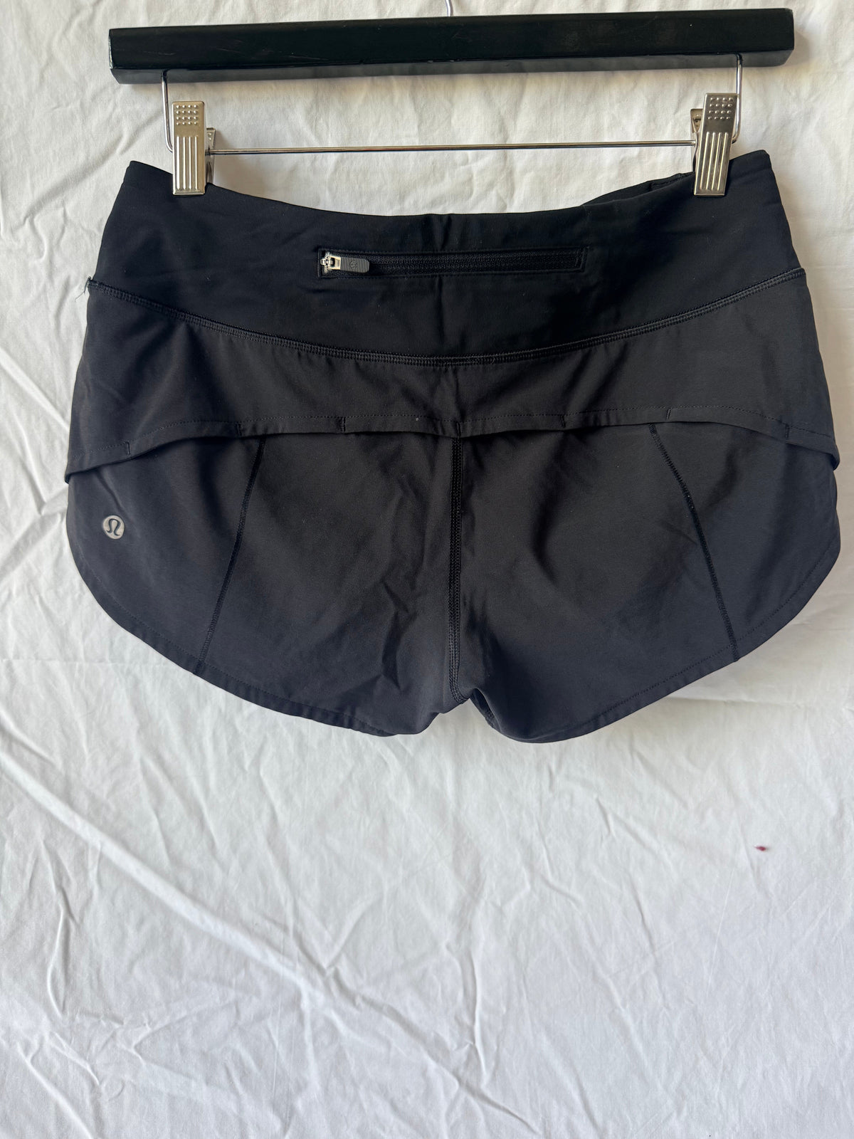 #143 Lululemon low rise Speed Up Shorts women’s size 4