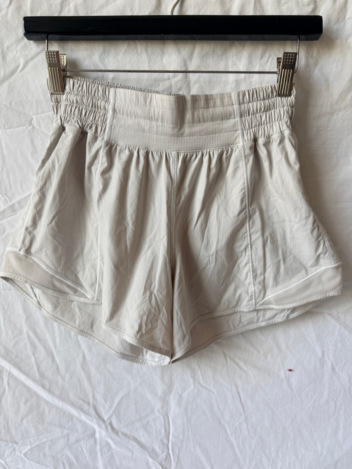 #143 Lululemon light gray Hotty-Hot unlined short women’s size 4