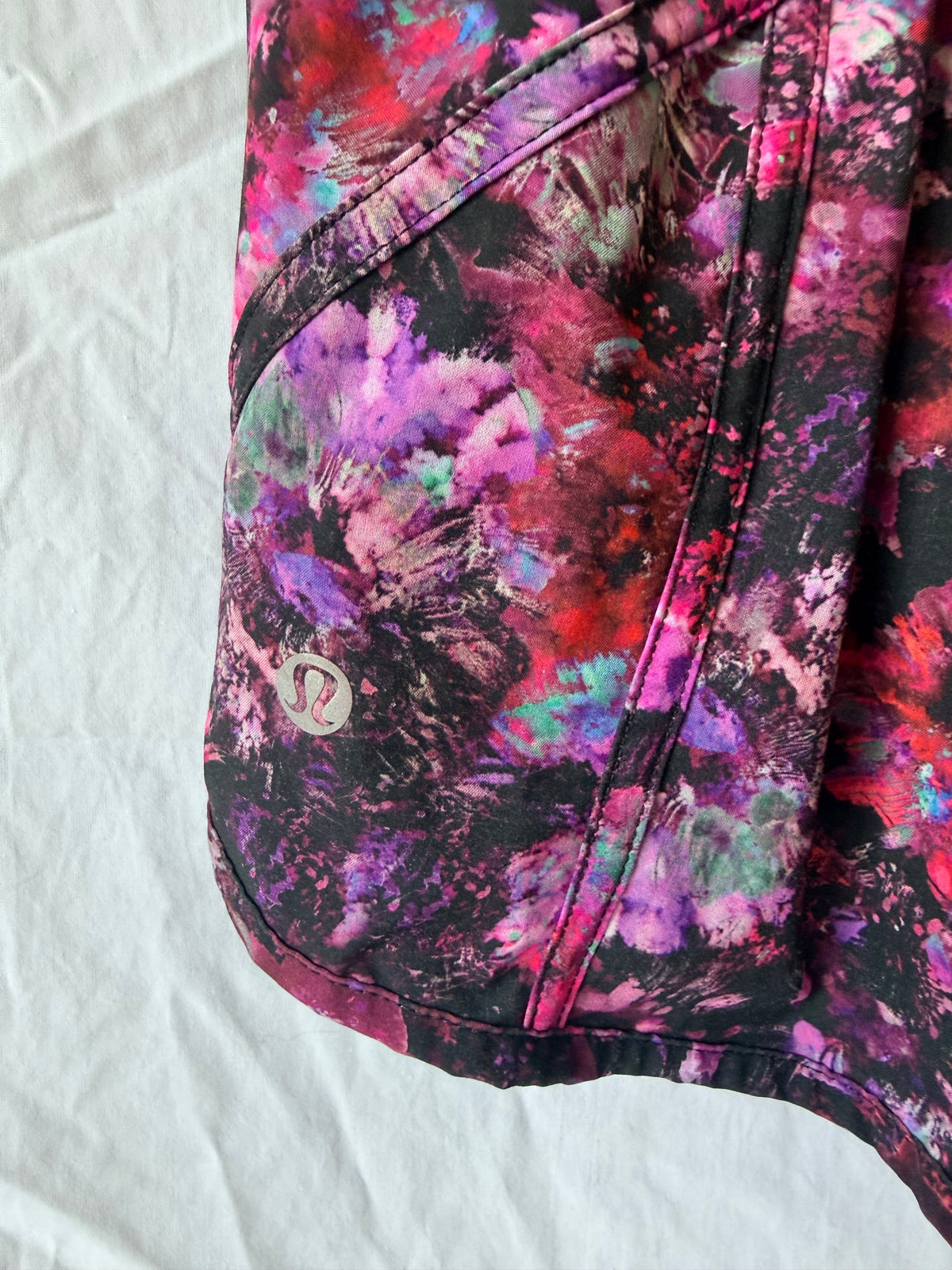 #143 Lululemon Hotty-Hot lined shorts women’s size 4