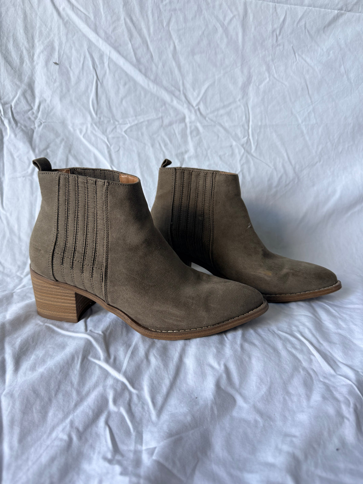 #143 Universal Thread olive green suede women’s booties size 8