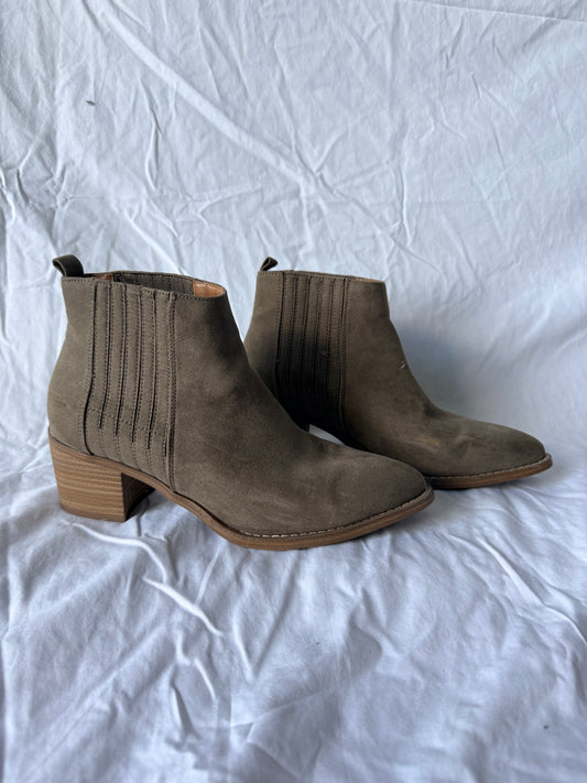 #143 Universal Thread olive green suede women’s booties size 8