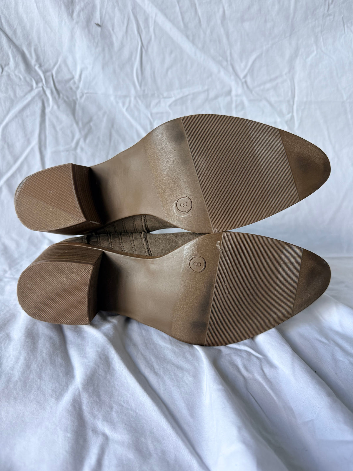 #143 Universal Thread olive green suede women’s booties size 8