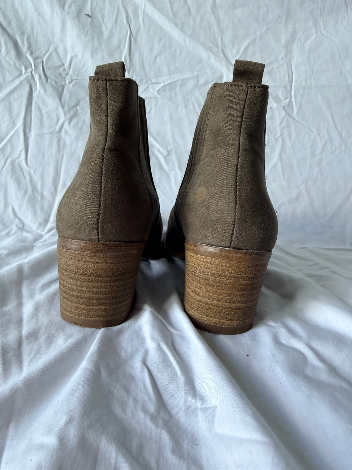 #143 Universal Thread olive green suede women’s booties size 8