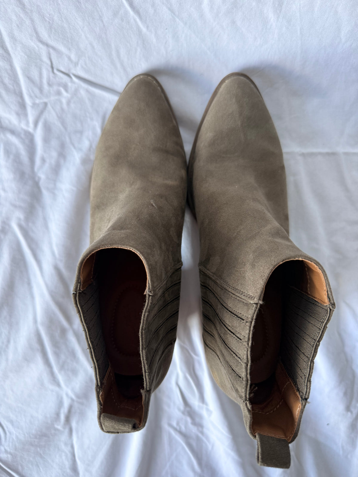 #143 Universal Thread olive green suede women’s booties size 8