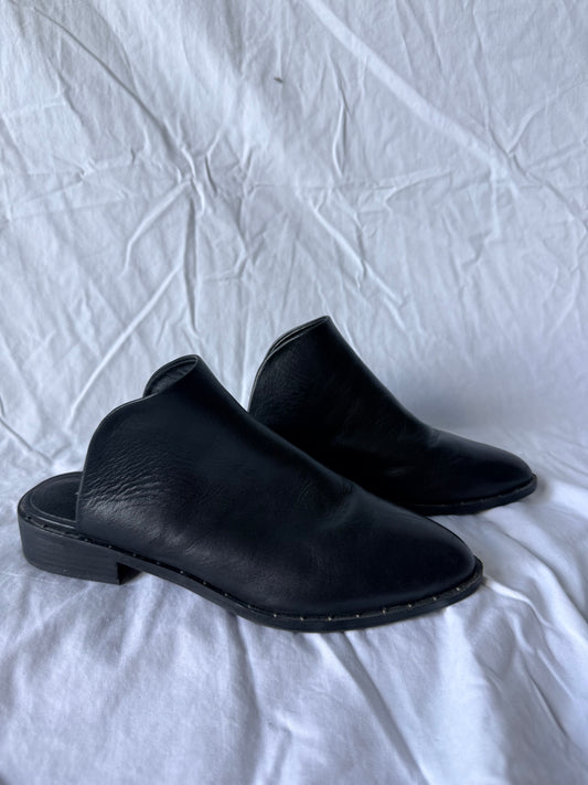 #143 Lucky Brand black leather slip-on mules women’s size 7.5