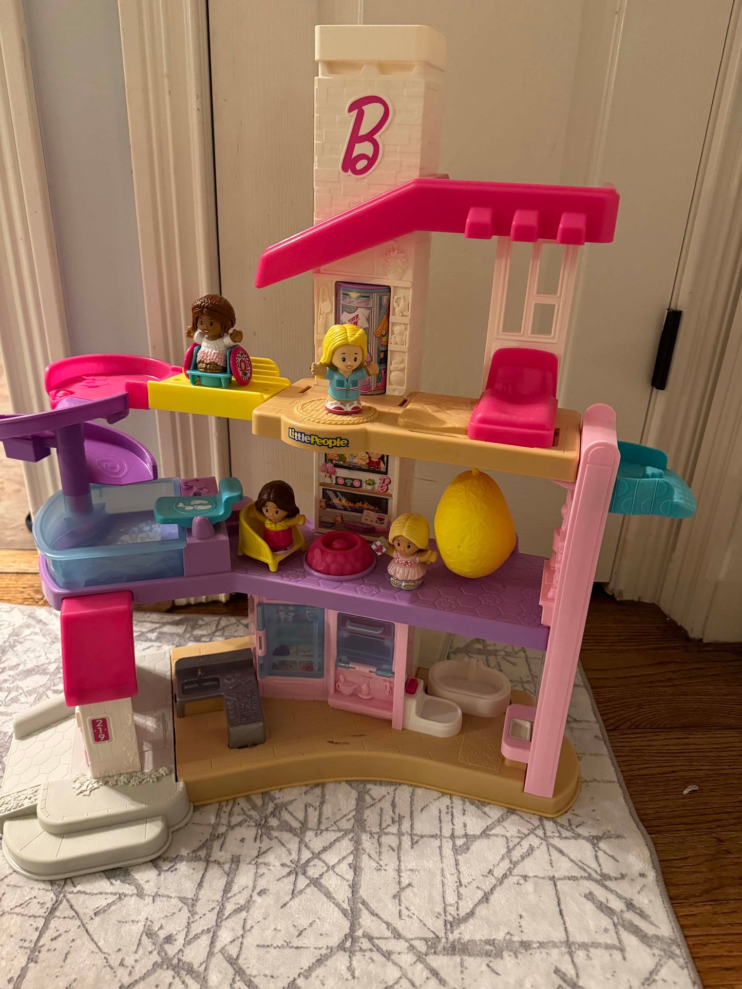 SALE Little People Barbie house with 4 girls (41073)