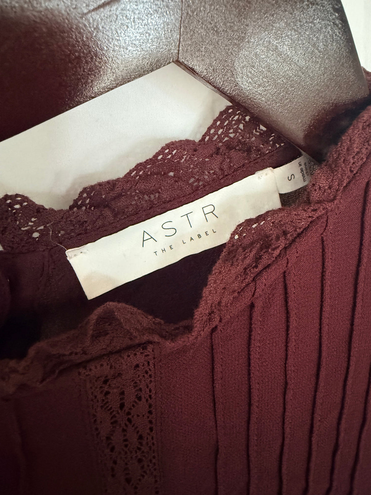 #143 ASTR burgundy button back blouse women’s size S