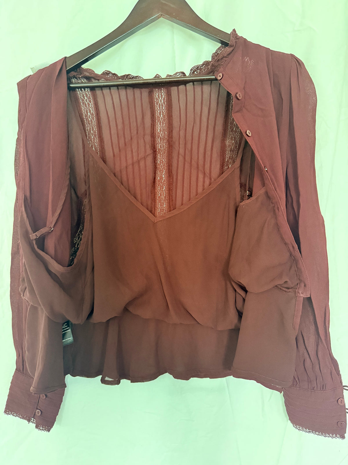 #143 ASTR burgundy button back blouse women’s size S