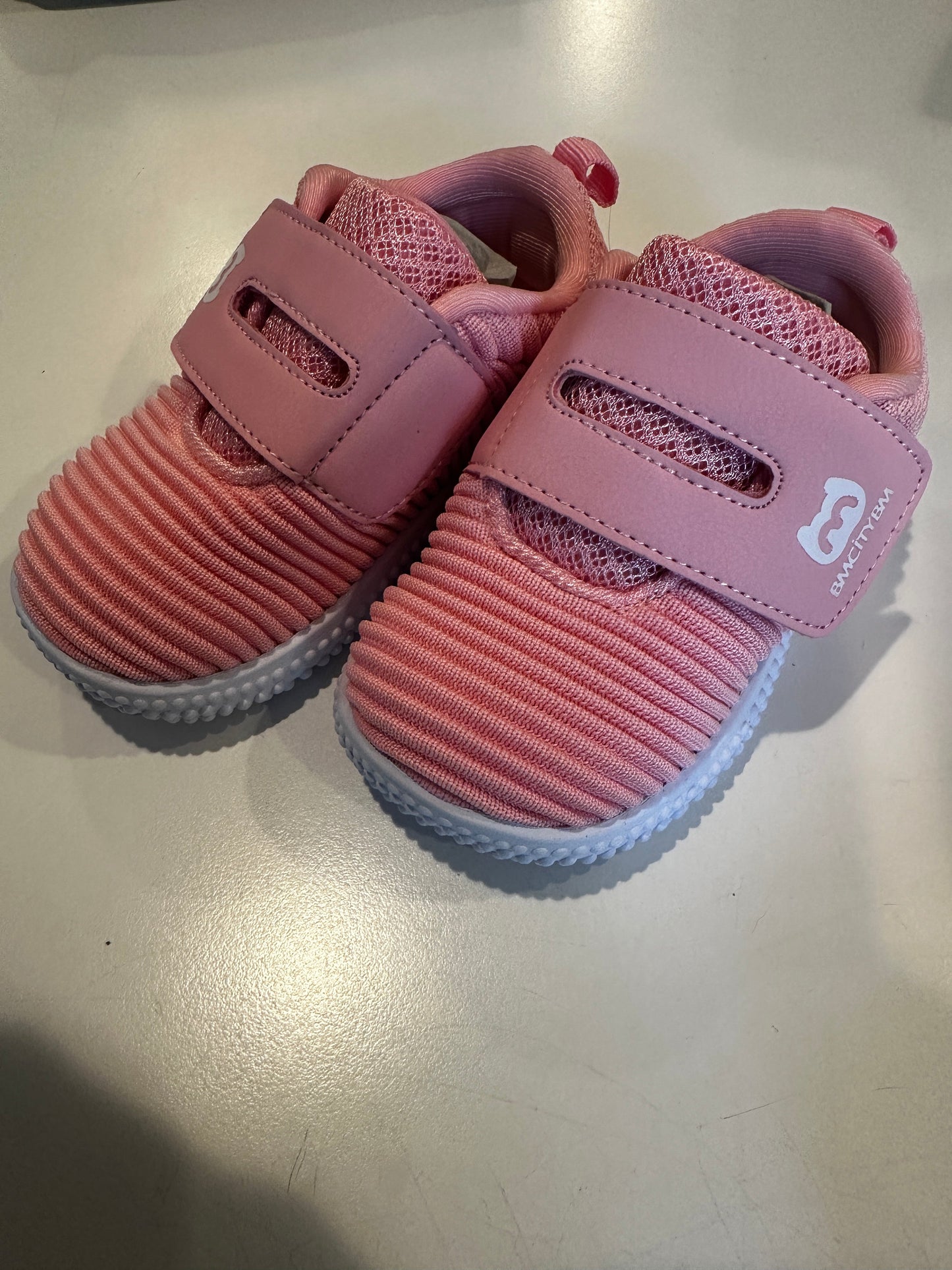 Girls pink tennis shoe size 18-24 month