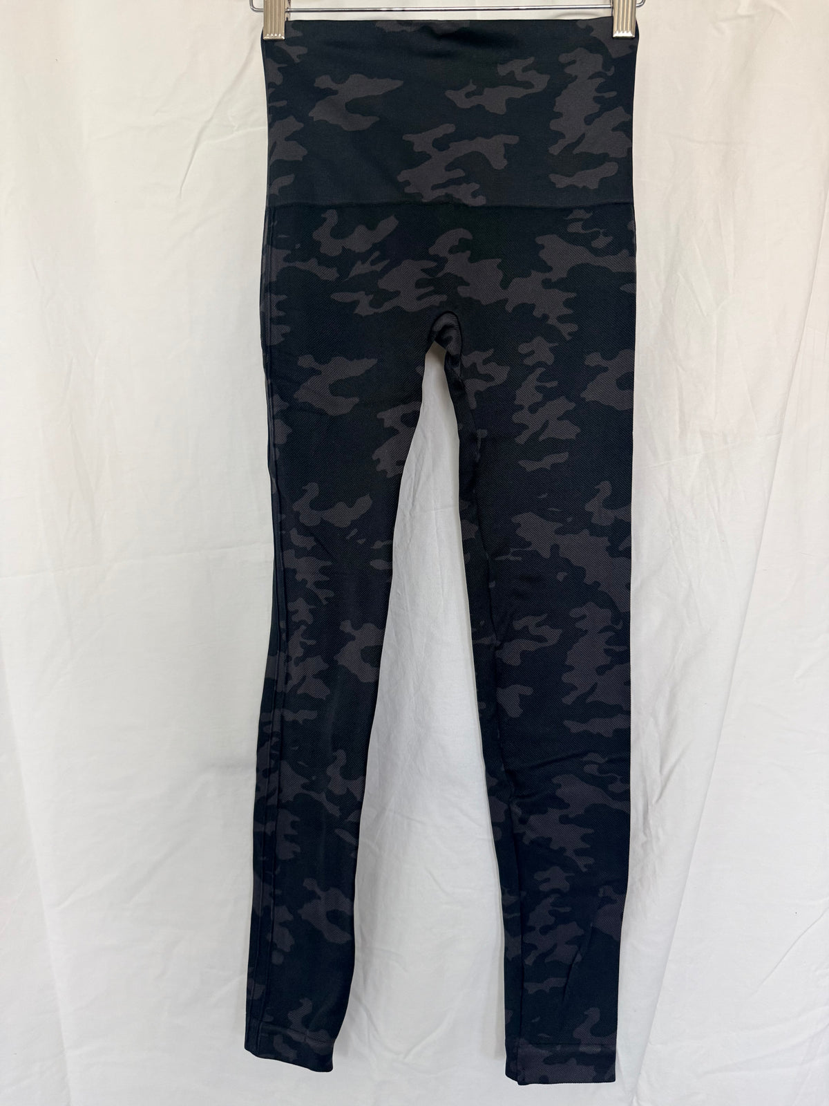 #143 Spanx camo print leggings women’s size small (S)