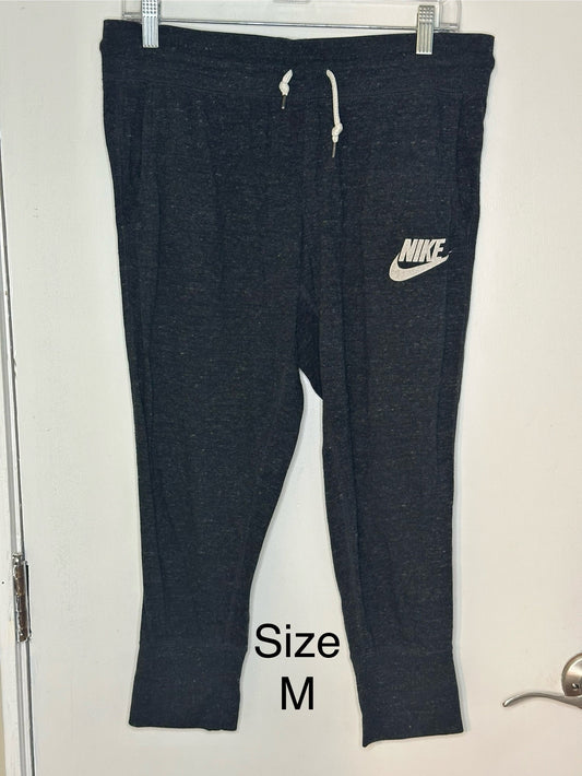 #186 REDUCED Nike Gray Cotton Capris - Women's M - VGUC