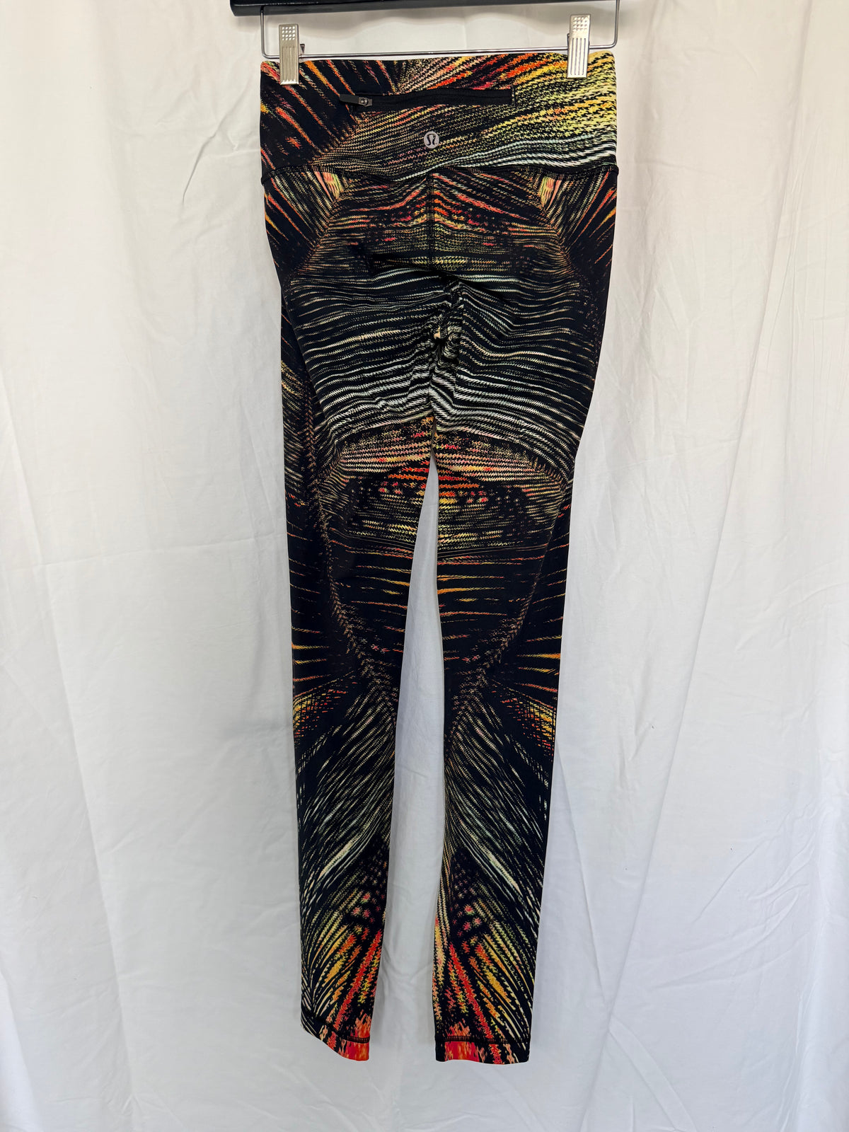 #143 Lululemon black & orange Wunder leggings women’s size 4