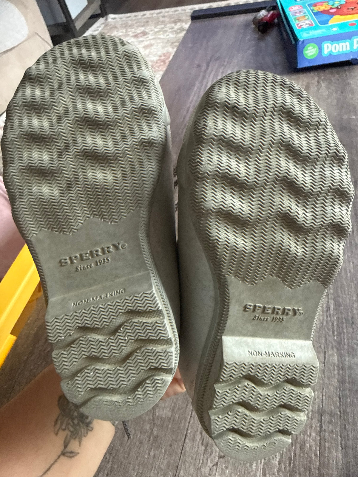 #145-  size 8 girls pinkSperry