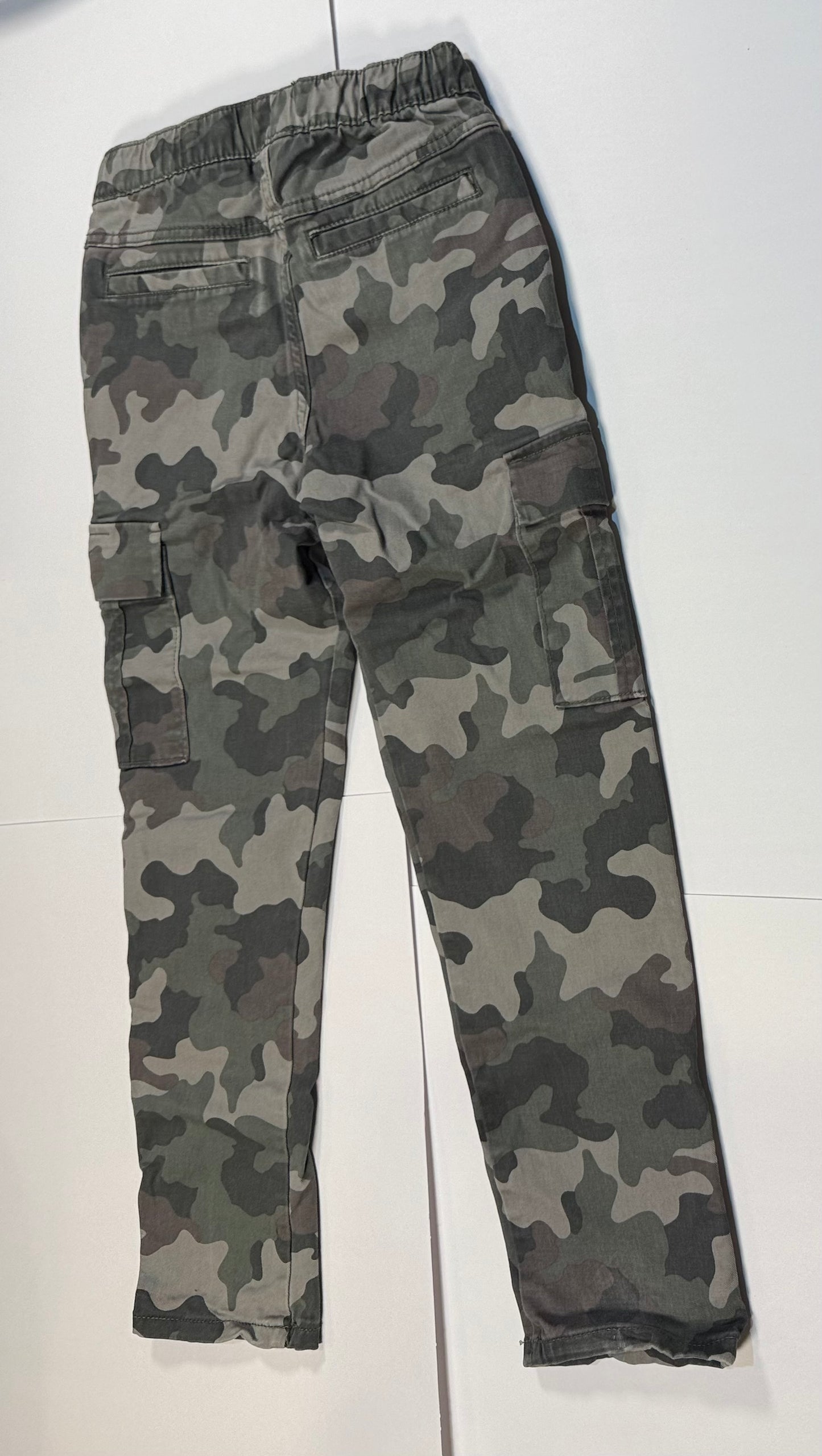 #180 Boys 8 Cat & Jack Camo Cargo pants with side pockets and Drawstring