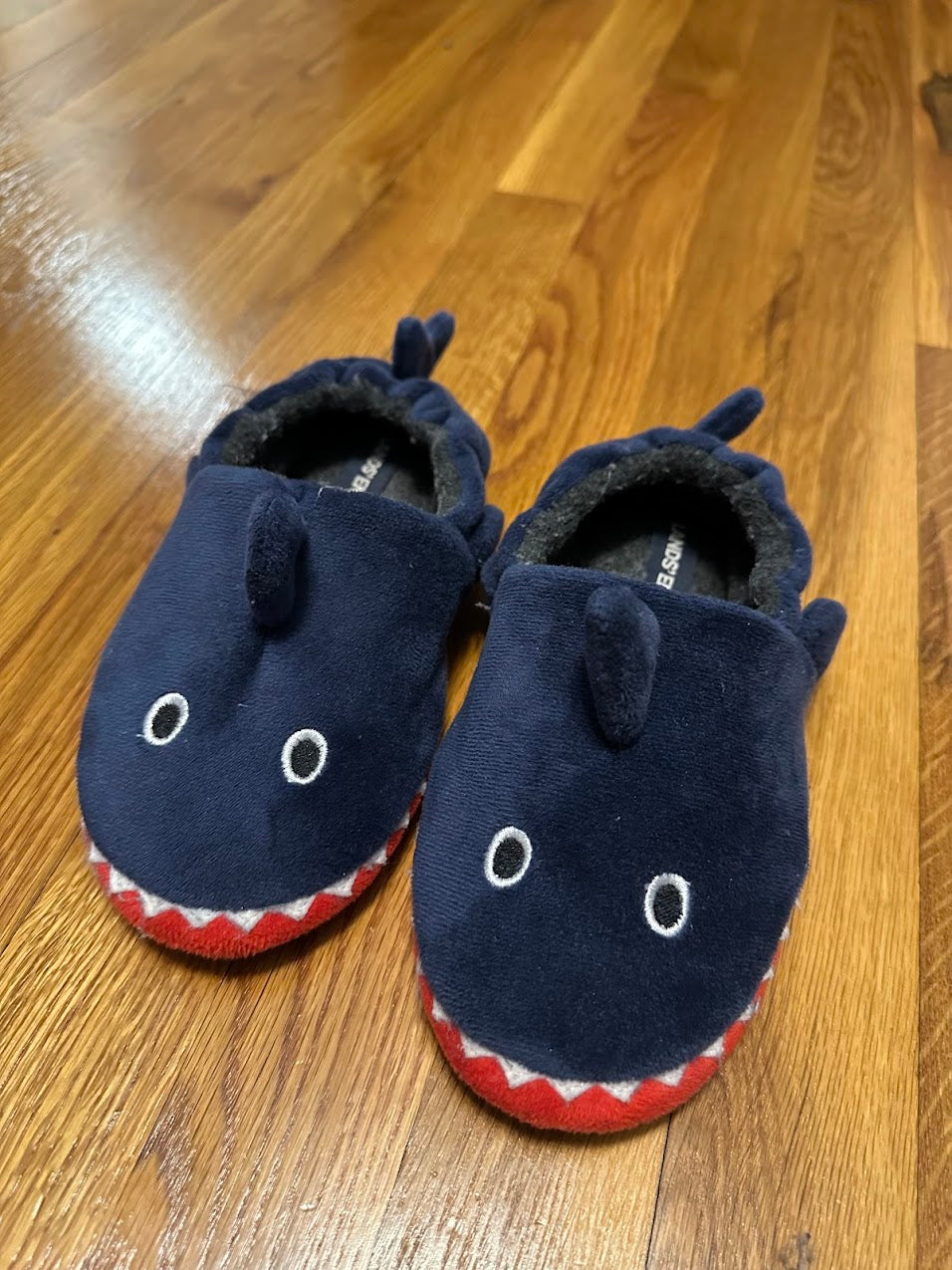 Seller #101 Lands End boys size 1 shark slippers