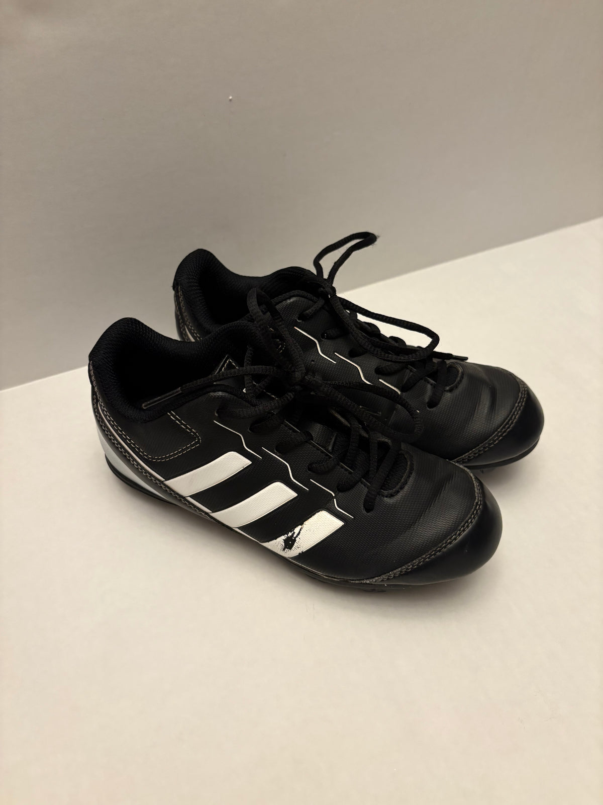 Seller 118 GUC for scuff on Adidas logo. Boys Adidas baseball cleats. Size 2 big kids