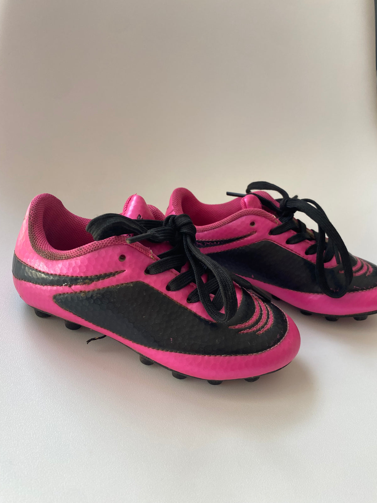 #117, Girls shoes 9c, Vizari pink & black soccer cleats, GUC