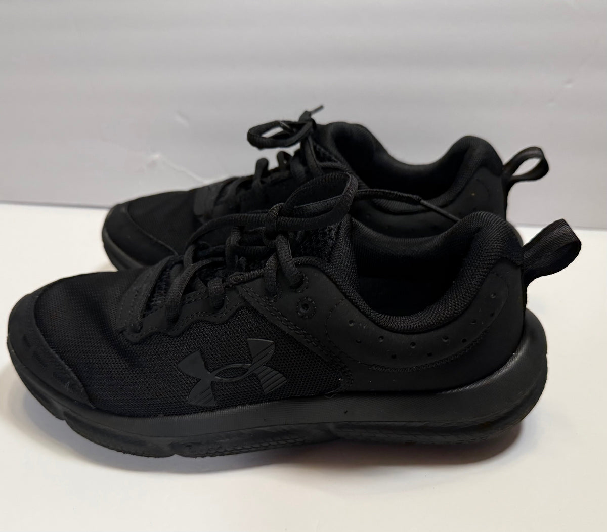 #141 Boys Youth 5 Under Armour Black Sneakers