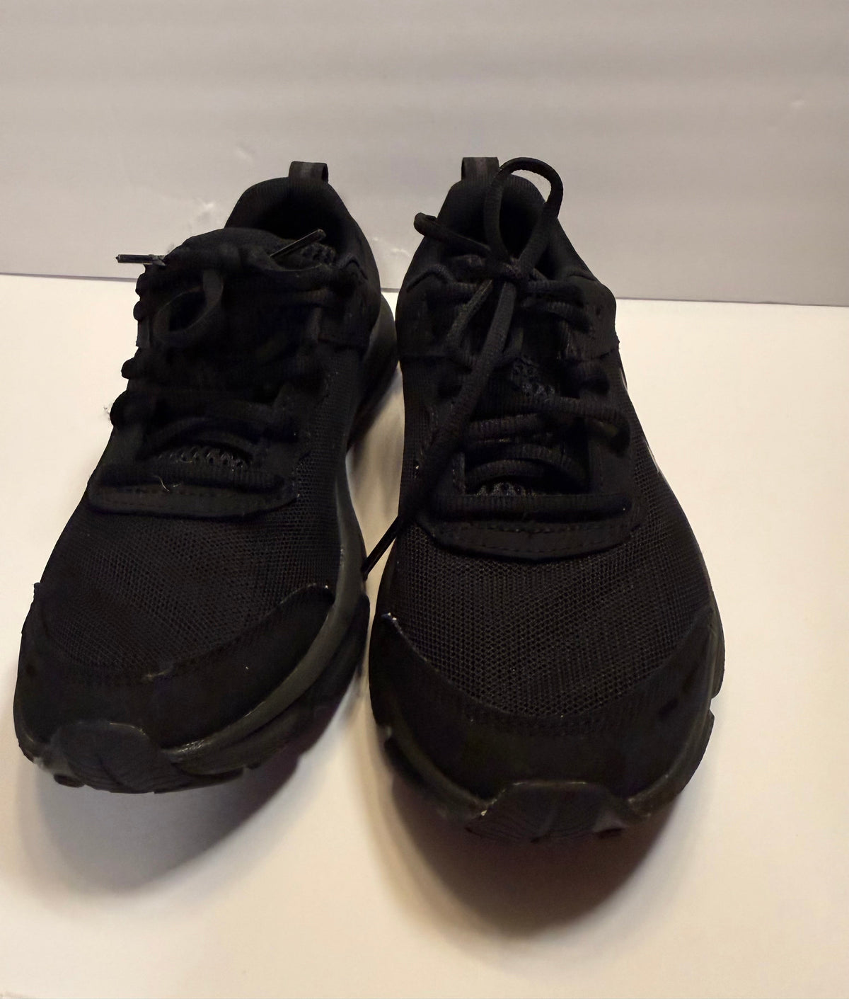#141 Boys Youth 5 Under Armour Black Sneakers