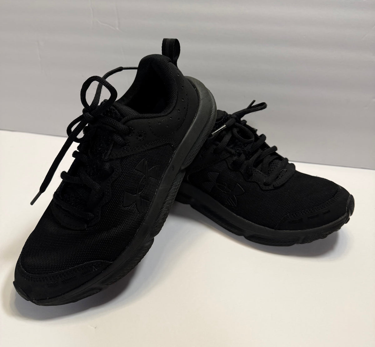 #141 Boys Youth 5 Under Armour Black Sneakers