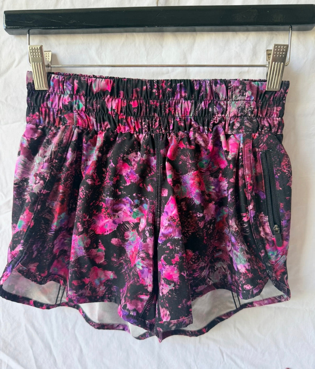 #143 Lululemon Hotty-Hot lined shorts women’s size 4