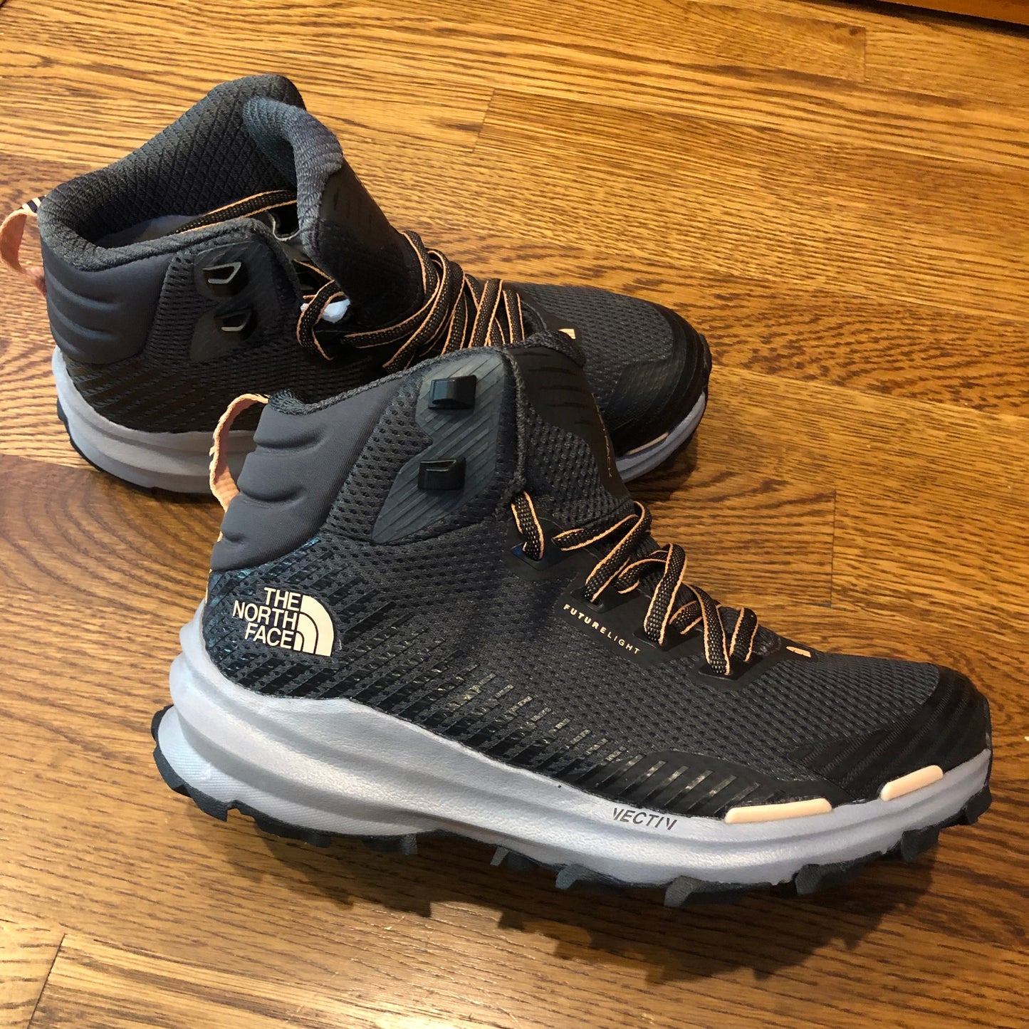 NEW!(Retails $165) North Face (6.5) Women’s VECTIV Fastpack Mid Futurelight Hiking Boots