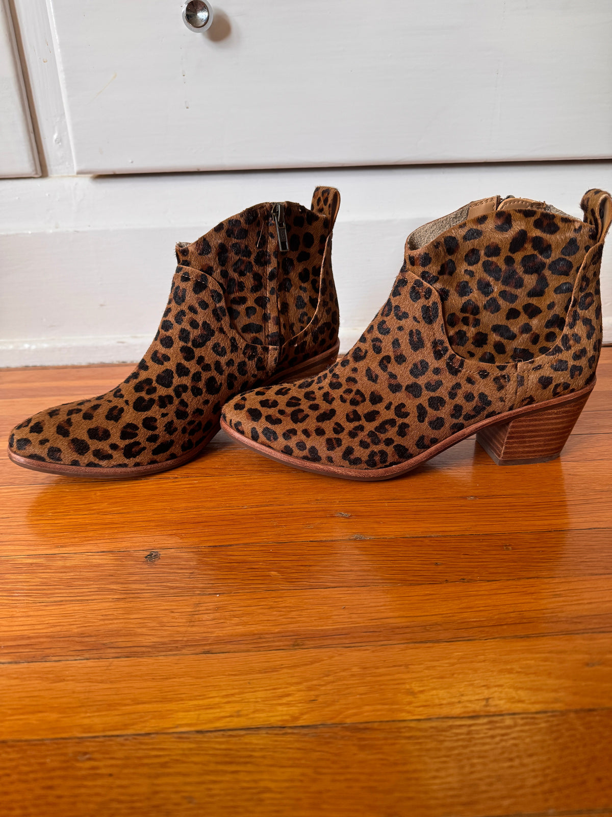 #127 UGG Kingsburg Leopard Boots Women's 7.5