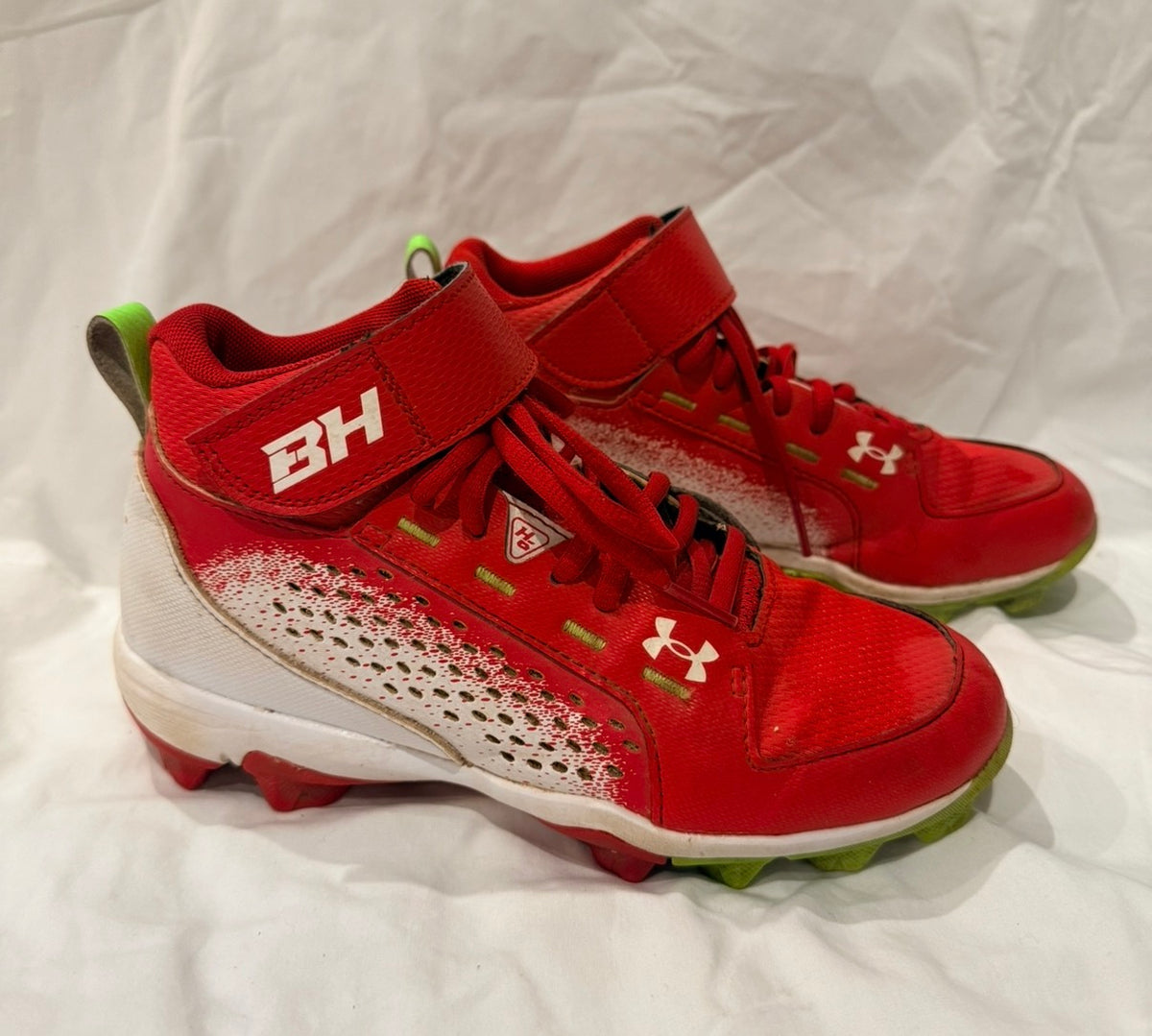 #143 Under Armour youth high-top baseball cleats, size 3