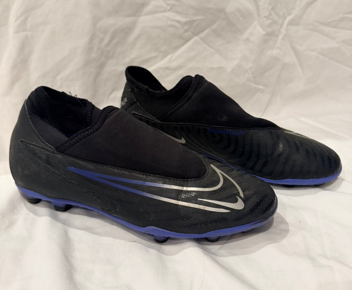 #143 Nike soccer cleats, size 6