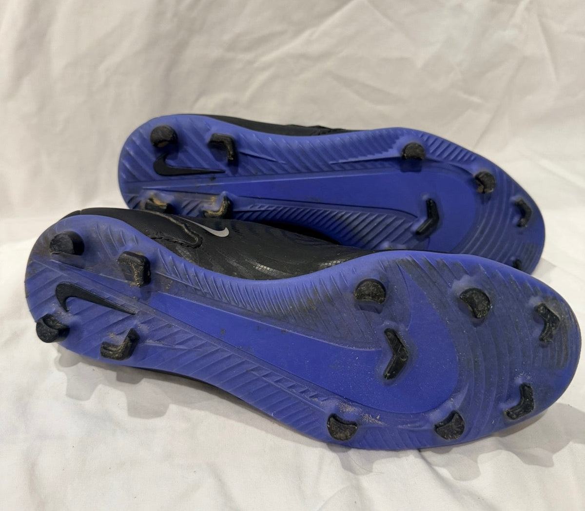 #143 Nike soccer cleats, size 6