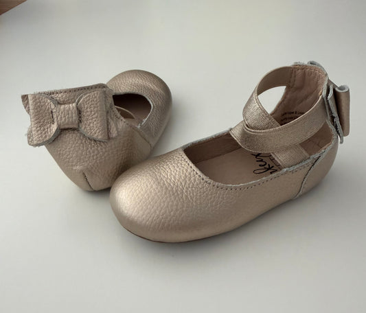 #117, Girls shoes 18-24M, Monkey Feet gold flats, VGUC