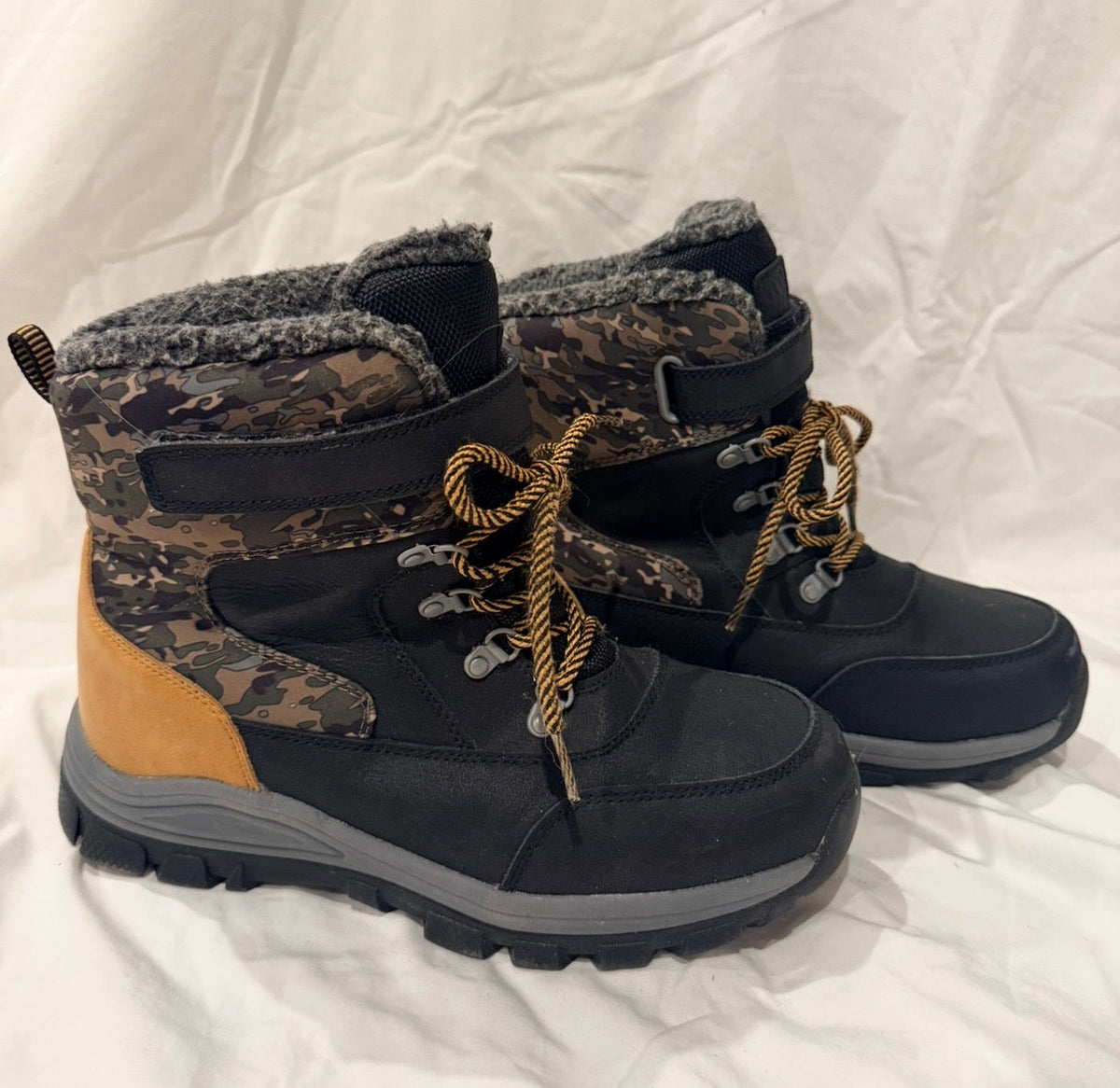 #143 Thermolite Boys winter snow boots size 6