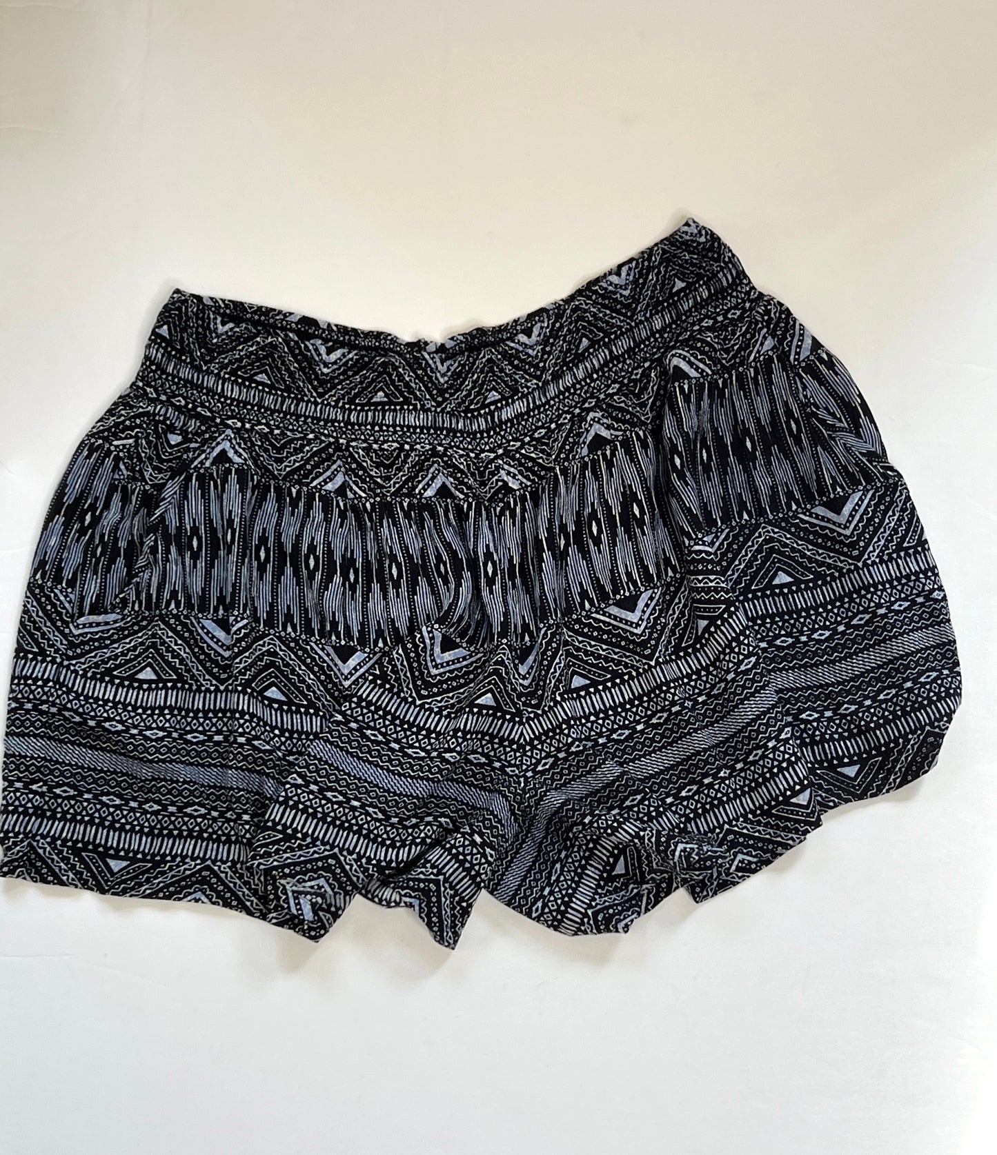 Women's Size M Pull on Shorts