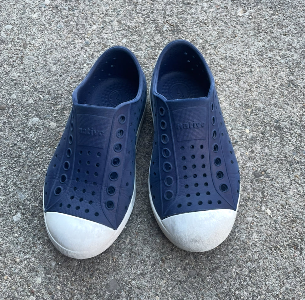#5 toddler boys navy Native shoes, size 10