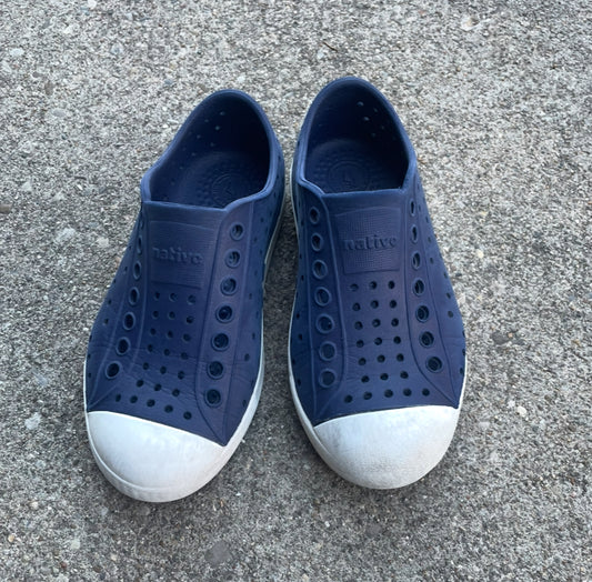 #5 toddler boys navy Native shoes, size 10