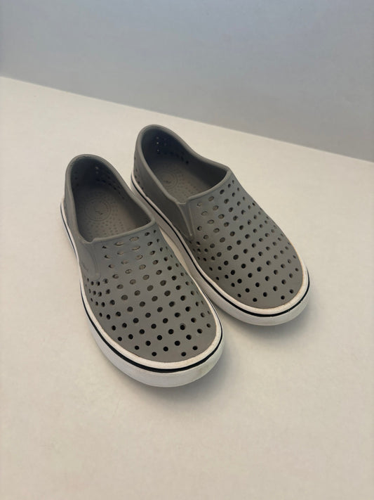 PPU 45227 Seller 121 VGUC Native loafer style shoes in gray. Size J2. I feel like this style fits .5 small