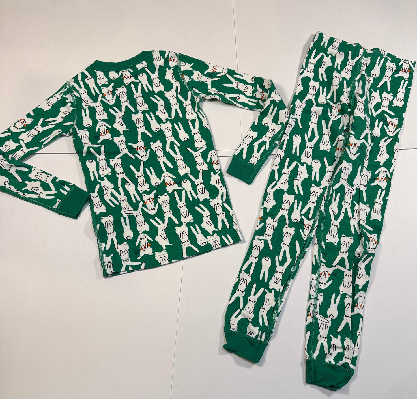 #180 Unisex Boy/Girl 130 (US 8) Hanna Andersson Green Bunny Pajamas ( 2 avaliable)