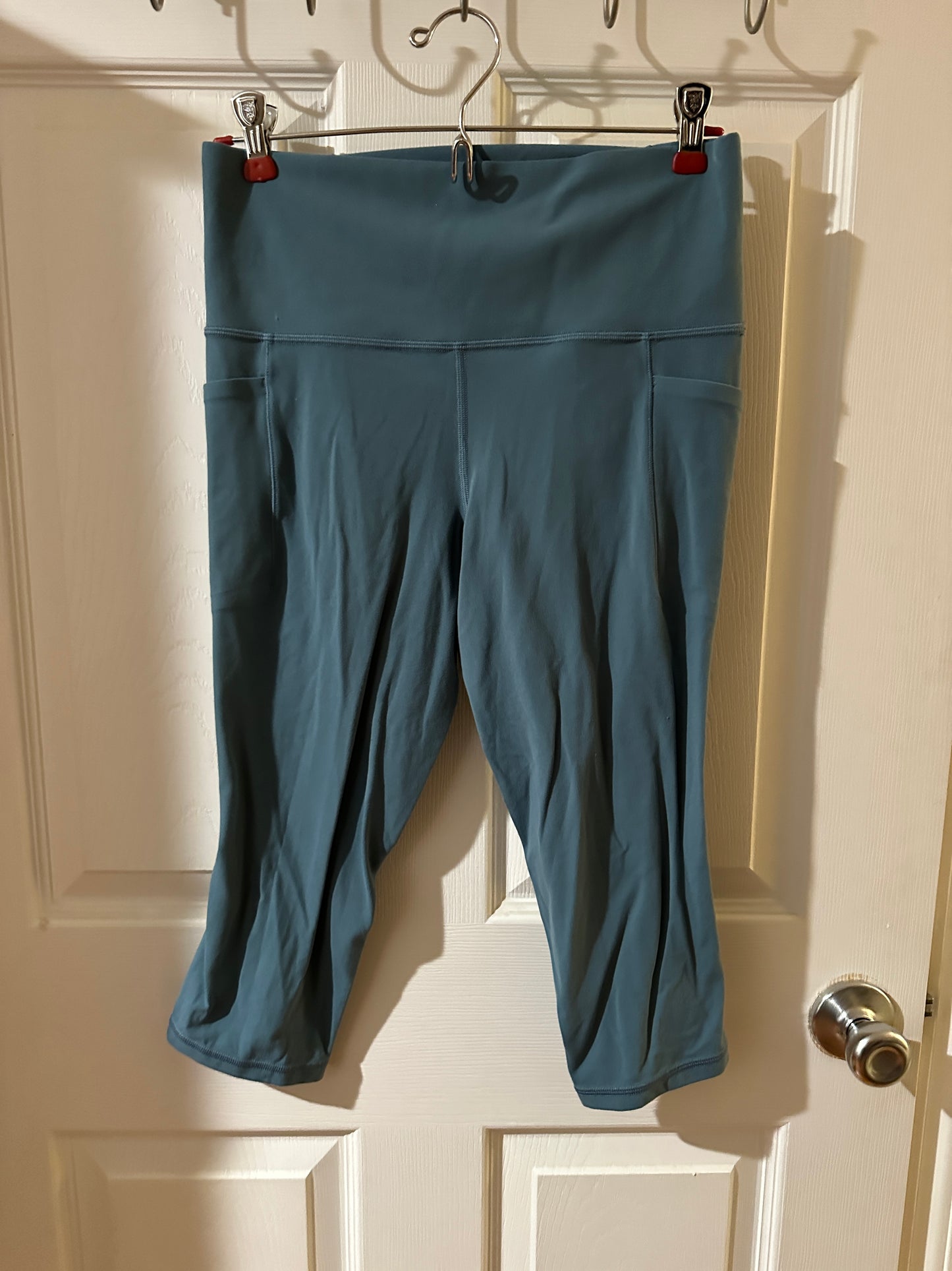 #8 Women's Athleta Capris, Medium Petite, Teal