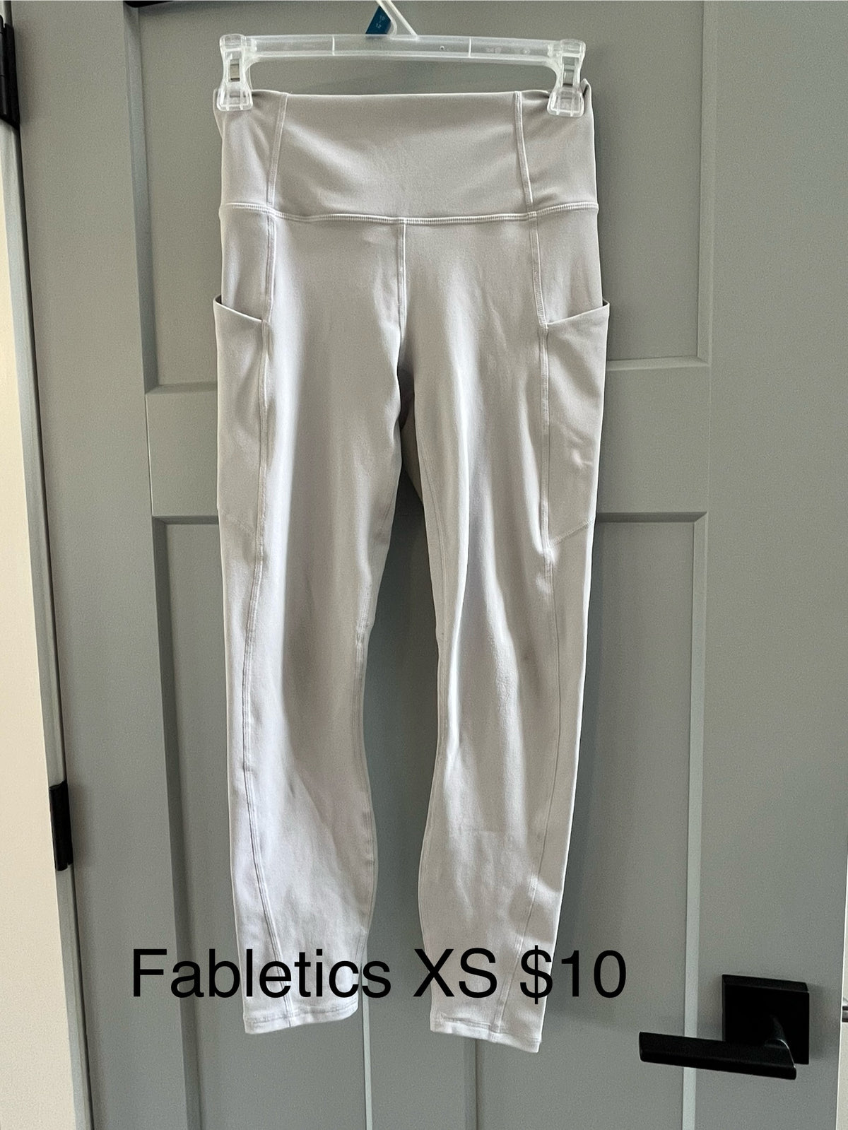 135 Fabletics light grey 7/8 leggings with pockets, LN, SIZE XS