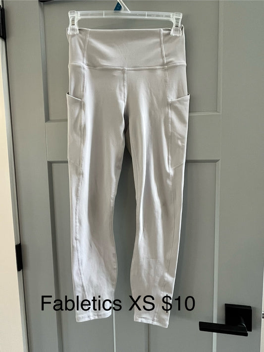 135 Fabletics light grey 7/8 leggings with pockets, LN, SIZE XS