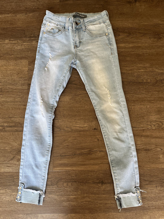 #124 Girls Size 10 Light Wash Jeans